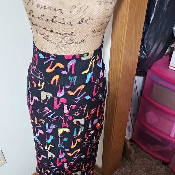 Nwt Colorful Shoe Patterned Lularoe Cassie. Size 3x - Picture 2 of 2